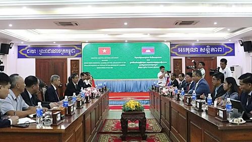 Đoàn công tác Đại sứ quán Việt Nam tại Campuchia do Đại sứ Nguyễn Minh Vũ dẫn đầu làm việc với lãnh đạo tỉnh Stung Treng, tháng 5/2026. (Ảnh: HUY VŨ)