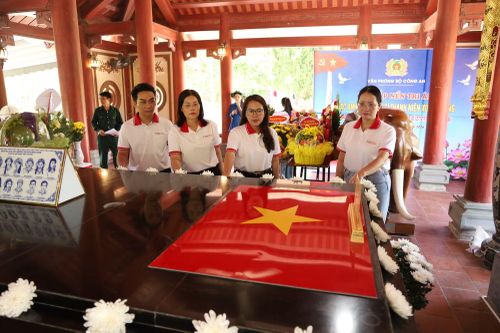 Đoàn công tác tri ân tưởng nhớ 13 chiến sĩ thanh niên xung phong “Tiểu đội cảm tử” Anh hùng thuộc Đại đội Thanh niên xung phong 317, Đội 65, Tổng đội Thanh niên xung phong chống Mỹ cứu nước tỉnh Nghệ An.