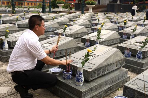 Phó Giáo sư, Tiến sĩ Nguyễn Xuân Phương, Hiệu trưởng Trường đại học Giao thông vận tải Thành phố Hồ Chí Minh thắp hương tri ân các Anh hùng liệt sĩ tại Nghĩa trang xã Nghĩa Trụ.