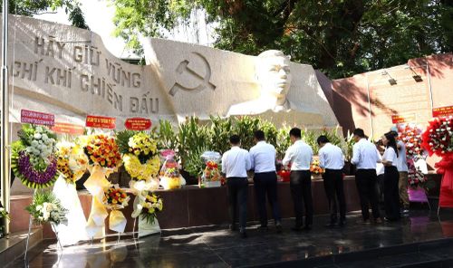 Cán bộ, giảng viên Trường đại học Giao thông vận tải Thành phố Hồ Chí Minh dâng hương, dâng hoa Khu tưởng niệm Tổng Bí thư Trần Phú tại Công viên văn hóa Lê Thị Riêng (phường Hòa Hưng, Thành phố Hồ Chí Minh).