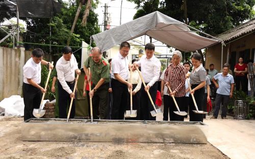 Đại diện Bộ Công an, Đại học Giao thông vận tải Thành phố Hồ Chí Minh và lãnh đạo địa phương và gia đình bà Bùi Thị Khoản thực hiện nghi thức xúc đất khởi công xây nhà mới.