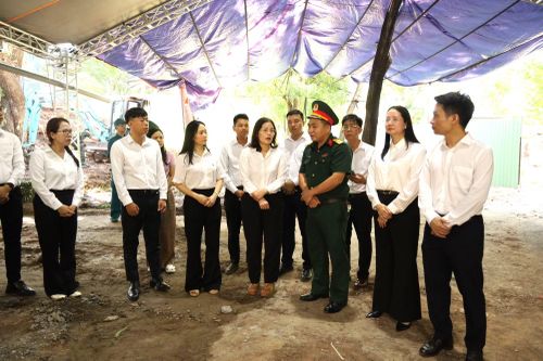 Cán bộ, giảng viên Trường đại học Giao thông vận tải Thành phố Hồ Chí Minh nghe cán bộ chia sẻ về công tác tìm kiếm mộ liệt sĩ tại Công viên Văn hóa Lê Thị Riêng.