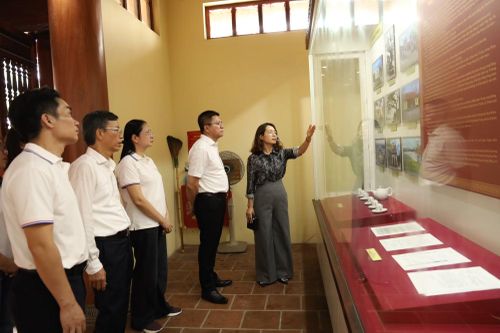 Đoàn công tác của UTH nghe thuyết minh viên chia sẻ về cuộc đời và sự nghiệp của cố Tổng Bí thư Nguyễn Văn Linh tại Khu di tích lưu niệm Tổng Bí thư Nguyễn Văn Linh.