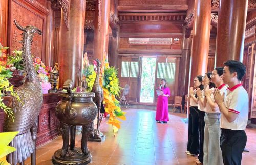 Đoàn công tác thành kính dâng hương, dâng hoa tại Khu di tích quốc gia đặc biệt Kim Liên (xã Kim Liên, tỉnh Nghệ An).