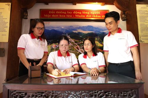 Đoàn công tác ghi cảm tưởng vào sổ lưu niệm.