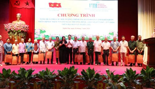 Lãnh đạo Trường đại học Giao thông vận tải Thành phố Hồ Chí Minh và xã Nghĩa Trụ trao quà đến các gia đình chính sách nhân dịp 27/7.