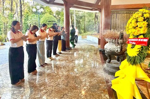 Đoàn công tác dâng hương, dâng hoa tại Khu di tích Ngã ba Đồng Lộc (xã Đồng Lộc, tỉnh Hà Tĩnh).