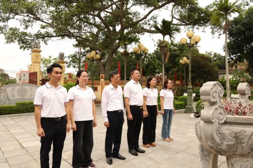 Đoàn công tác tri ân, tưởng nhớ Trung tướng Nguyễn Bình tại Nhà tưởng niệm Trung tướng Nguyễn Bình.