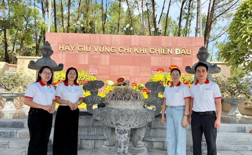 Đoàn công tác chụp hình lưu niệm tại Khu di tích Tổng Bí thư Trần Phú (xã Tùng Ảnh, tỉnh Hà Tĩnh).
