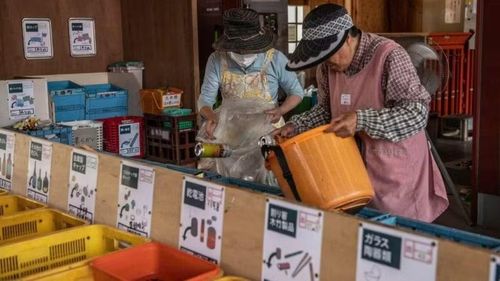 Người dân Nhật Bản phân loại rác thải sinh hoạt tại một cơ sở tái chế Ảnh: GETTY