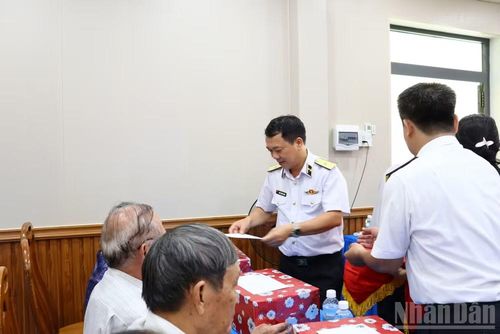 Chuẩn Đô đốc Ngô Thành Công, Giám đốc Học viện thăm, tặng quà các gia đình chính sách tại phường Nha Trang.