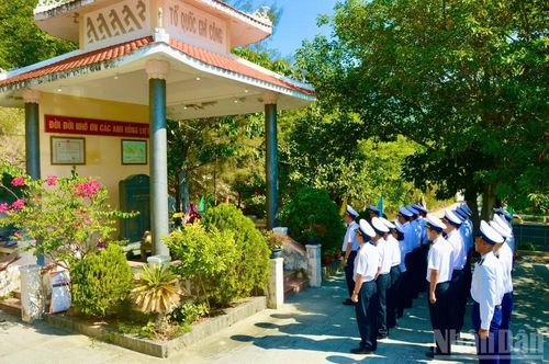 Đại diện lãnh đạo Học viện Hải quân dâng hương tưởng niệm các anh hùng, liệt sĩ Tàu không số C235 tại phường Đông Ninh Hòa, tỉnh Khánh Hòa.