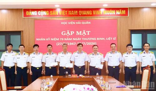 Đại tá Hồ Thanh Hòa, Phó Giám đốc Học viện gặp mặt quân nhân, thân nhân liệt sĩ nhân dịp kỷ niệm 79 năm Ngày Thương binh-Liệt sĩ đang công tác tại Học viện Hải quân.