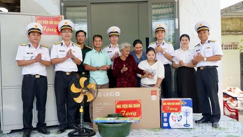 Đại tá Nguyễn Đình Giảng, Phó Giám đốc Học viện tặng quà và chia sẻ niềm vui cùng gia đình chị Pinăng Thị Ủy, tại thôn Trà Co 2, xã Bác Ái.