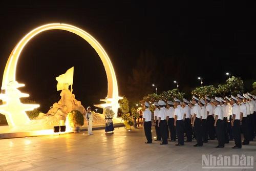 Hoa và nến tri ân được thả xuống tưởng nhớ anh hùng, liệt sĩ hy sinh trong sự kiện Gạc Ma.