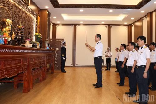 Chuẩn Đô đốc Nguyễn Hữu Thoan chủ trì Lễ dâng hương tại Phòng thờ Chủ tịch Hồ Chí Minh và Đại tướng Võ Nguyên Giáp và các Anh hùng liệt sĩ.