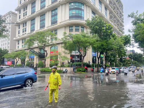 Xí nghiệp Thoát nước số 1 duy trì lực lượng ứng trực tại nút giao Phan Bội Châu-Lý Thường Kiệt, phường Cửa Nam, Hà Nội. (Ảnh: Công ty TNHH MTV Thoát nước Hà Nội cung cấp)