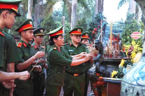 Cán bộ chiến sĩ thuộc các đơn vị dâng hương tại Nghĩa trang Liệt sĩ Nhổn. (Ảnh: C05)