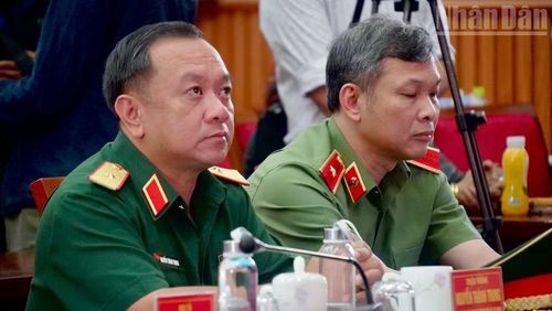 Thiếu tướng Nguyễn Thành Trung, Chính ủy Bộ Tư lệnh Thành phố Hồ Chí Minh xúc động theo dõi chương trình trao di ảnh liệt sĩ cho thân nhân.