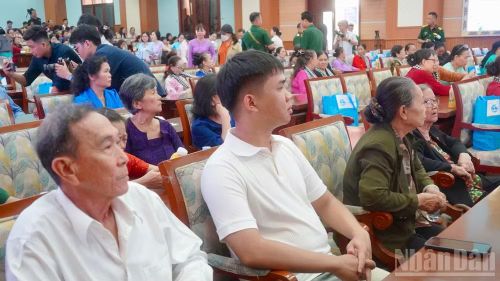 Em Lưu Nguyễn Ngọc Thuận (áo trắng ngồi giữa) chờ nhận di ảnh của ông.