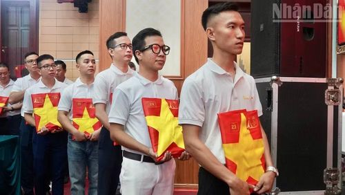 Nhóm phục dựng ảnh thiện nguyện TeamLee chuẩn bị trao di ảnh cho thân nhân liệt sĩ.