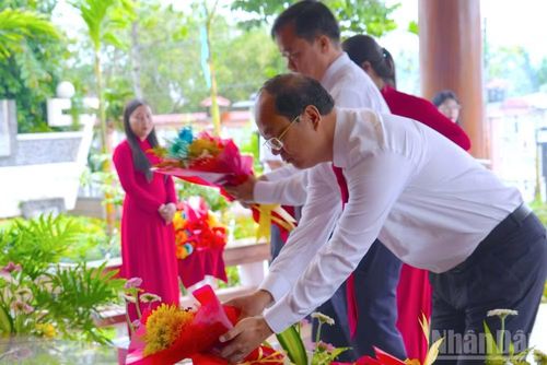 Lãnh đạo tỉnh Cà Mau dâng hoa tại Đền thờ 10 Anh hùng liệt sĩ khởi nghĩa Hòn Khoai.