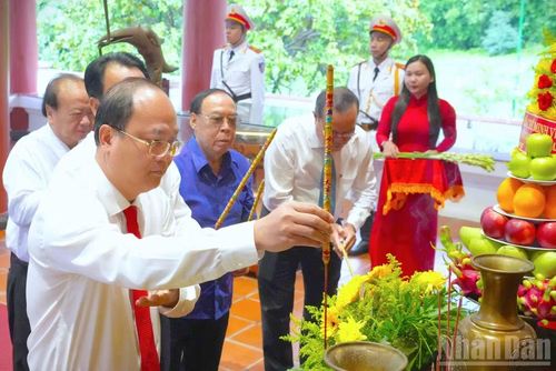 Bí thư Tỉnh ủy Cà Mau Nguyễn Hồ Hải (bìa trái) cùng các lãnh đạo tỉnh Cà Mau dâng hương tại Khu tưởng niệm Chủ tịch Hồ Chí Minh (phường An Xuyên).