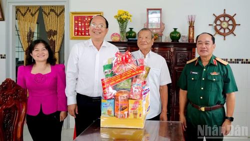 Bí thư Tỉnh ủy Cà Mau Nguyễn Hồ Hải (thứ hai từ trái qua) tặng quà tri ân thương binh Lữ Thanh Kỳ.