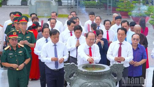 Lãnh đạo tỉnh Cà Mau dâng hương tại Khu tưởng niệm Chủ tịch Hồ Chí Minh (phường An Xuyên).