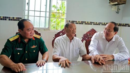 Bí thư Tỉnh ủy Cà Mau Nguyễn Hồ Hải (bìa phải) ân cần thăm hỏi sức khỏe, đời sống gia đình thương binh Lữ Thanh Kỳ.