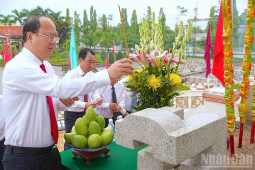 Bí thư Tỉnh ủy Cà Mau Nguyễn Hồ Hải (bìa trái) cùng các lãnh đạo tỉnh Cà Mau dâng hương tại Nghĩa trang Liệt sĩ tỉnh (phường An Xuyên).