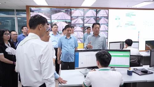 Bộ trưởng Xây dựng Trần Hồng Minh thăm Trung tâm Kỹ thuật và Công nghệ Đường bộ phía bắc - nơi đang nghiên cứu, ứng dụng các giải pháp công nghệ phục vụ quản lý và điều hành giao thông.