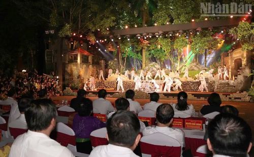 Chương trình nghệ thuật "Về nguồn" với chủ đề "Địa ngục trần gian" thu hút sự quan tâm của đông đảo cán bộ, đảng viên và nhân dân các dân tộc trên địa bàn tỉnh Sơn La.