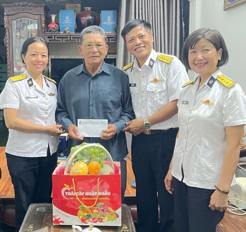  Chỉ huy Trung tâm Quan trắc - Phân tích môi trường biển, Bộ Tham mưu, Quân chủng Hải quân thăm, tặng quà thương binh Ngô Văn Ngừng ở xã Lai Khê, TP Hải Phòng nhân dịp kỷ niệm 79 năm Ngày Thương binh - Liệt sĩ (27-7-1947 / 27-7-2026). Ảnh: MAI HƯƠNG 