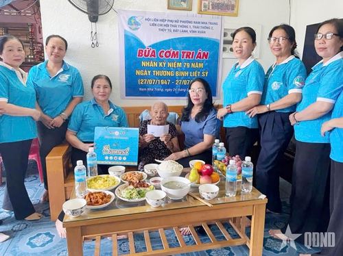 Các hội viên Hội Liên hiệp Phụ nữ phường Nam Nha Trang (tỉnh Khánh Hòa) và “Bữa cơm tri ân” tại nhà bà Nguyễn Thị Khanh, người có công với cách mạng. Ảnh: qdnd.vn