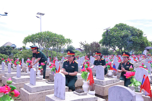 Đoàn công tác của Bệnh viện Trung ương Quân đội 108 thắp hương tri ân các anh hùng liệt sĩ tại Nghĩa trang Việt - Lào, tháng 7-2026. Ảnh: HƯƠNG LAN 