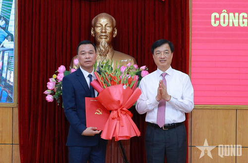 Đồng chí Nguyễn Duy Ngọc trao Quyết định của Ban Bí thư và tặng hoa chúc mừng đồng chí Tô Anh Dũng, Phó bí thư Tỉnh ủy Thanh Hóa. 