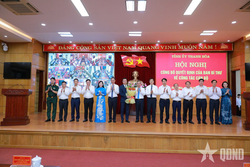 Các đồng chí Ủy viên Ban Thường vụ Tỉnh ủy Thanh Hóa tặng hoa chúc mừng đồng chí Tô Anh Dũng. 