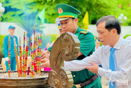 Cán bộ, chiến sĩ Hải đoàn Biên phòng 18 tham gia cùng chính quyền địa phương và các đơn vị đóng quân trên địa bàn tổ chức dâng hương tưởng niệm tại Đài tưởng niệm liệt sĩ cầu Cỏ May. 