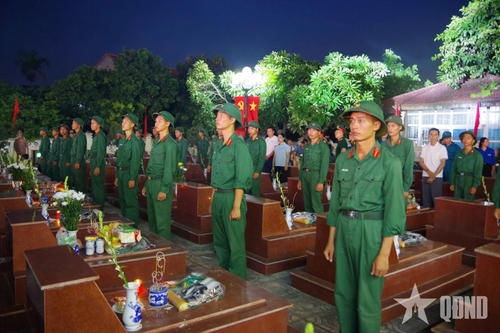 Cán bộ, chiến sĩ Sư đoàn 395 dâng hương tại các nghĩa trang liệt sĩ trên địa bàn. 