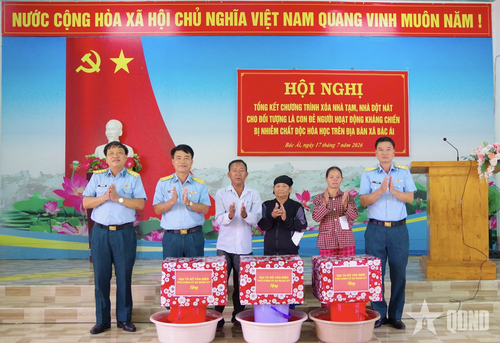  Đại diện Sư đoàn 377 trao quà tặng gia đình chính sách tại xã Bác Ái, tỉnh Khánh Hòa.