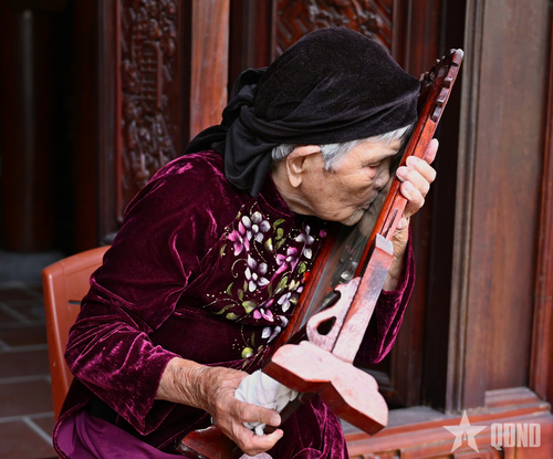 Bà mẹ Việt Nam anh hùng Phan Thị Mùi nâng niu di ảnh người con liệt sĩ đã mãi mãi không trở về. Có những mất mát không thể bù đắp, nhưng luôn được sưởi ấm bằng tình cảm và sự tri ân của cả cộng đồng.