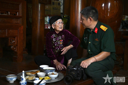  "Hơn 50 năm qua, ngày nào bên mâm cơm mẹ vẫn đợi các con về. Hôm nay con ngồi ăn cùng mẹ nhé?". Mẹ Mùi nắm tay, giữ chúng tôi lại ăn cơm cùng mẹ. 