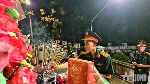 Cán bộ Lữ đoàn Công binh 575 dâng hương tưởng nhớ các anh hùng liệt sĩ. 