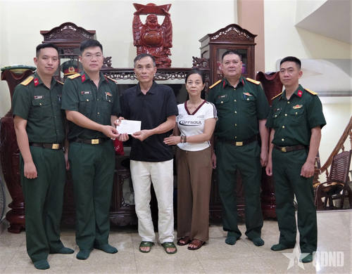  Cán bộ Lữ đoàn Công binh 575 trao quà tặng thân nhân liệt sĩ. 