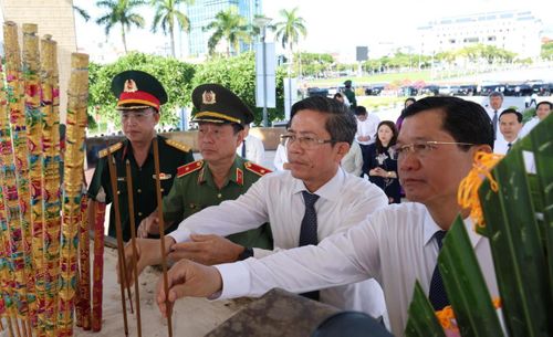 Các đại biểu tham gia lễ dâng hương