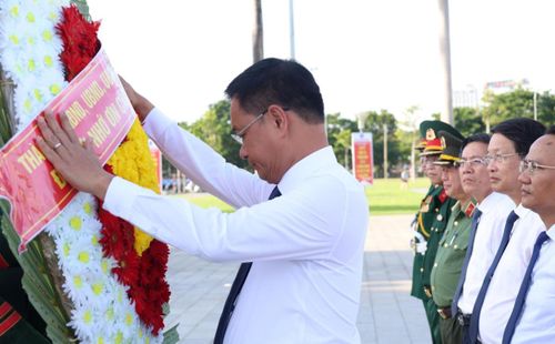Bí thư Thành ủy Lê Ngọc Quang dâng hương, dâng hoa tưởng niệm các anh hùng liệt sĩ tại Đài tưởng niệm thành phố.