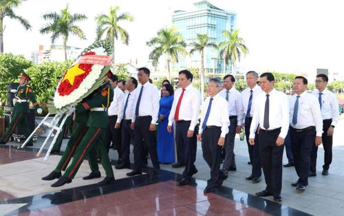 Đoàn lãnh đạo thành phố tại lễ dâng hương