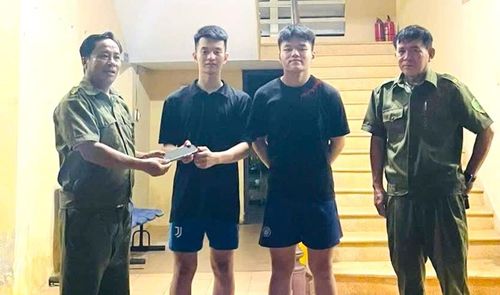 Hai em Minh và Nhật bàn giao tài sản nhặt được cho Công an.