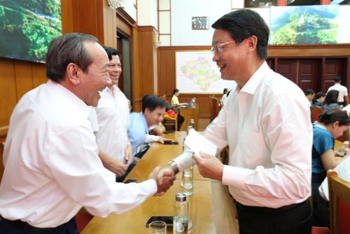 Phó bí thư Thành ủy Ngô Xuân Thắng tặng quà cho các đại biểu